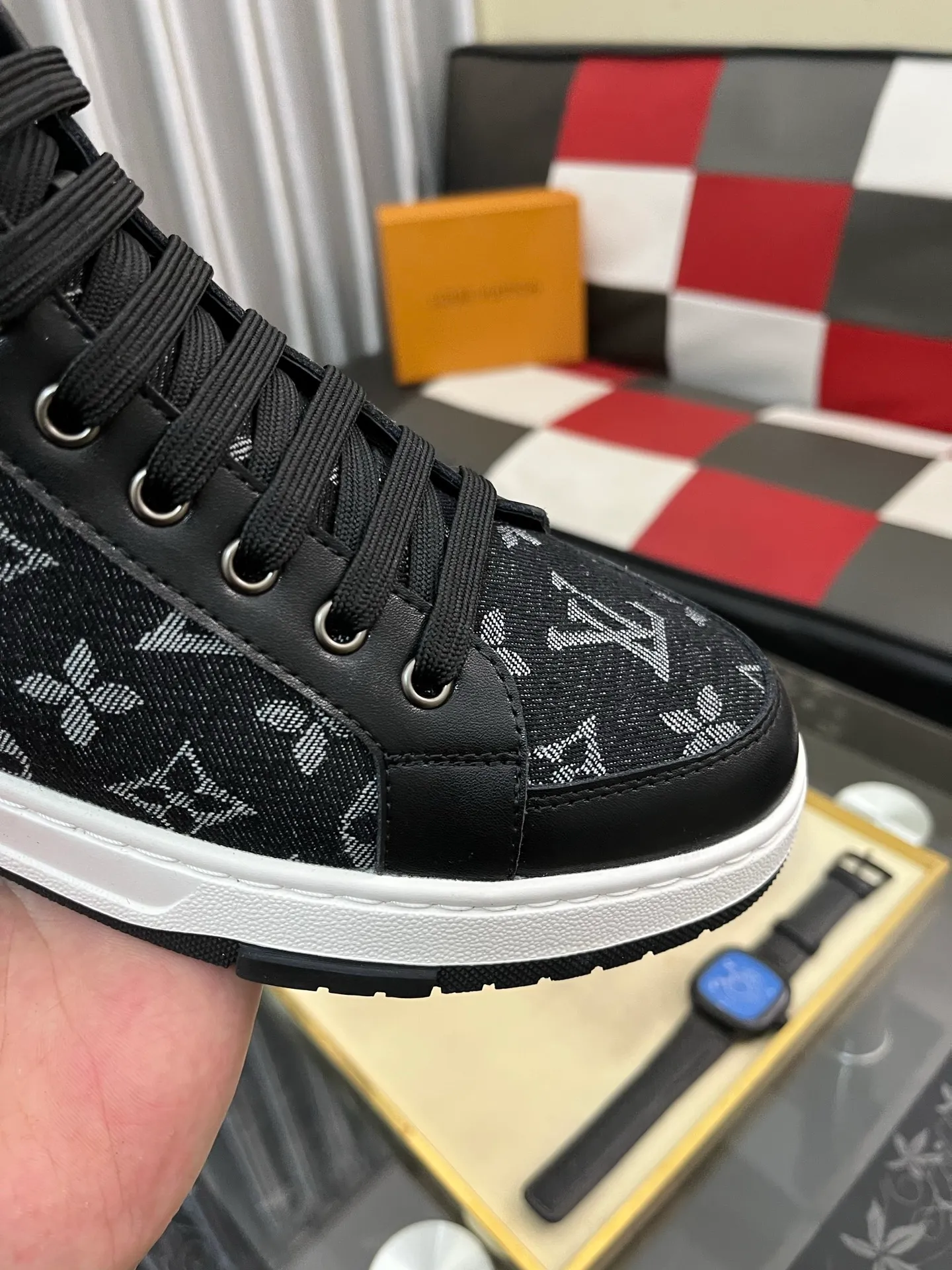 Men's shoes 💰420⌚️⌚️《Louis vuitton/LV Louis Vuitton》original quality.~ Unique modern style sneakers. 🏃A must-have casual shoe for trendy men😍😍 Original brand imported from Italy, imported original leather, cowhide lining (refuses to discolor and grind feet) sole: original sole provided by the original factory, French lazy style design ⚠️Fit to the feet, original quality, super comfortable original sole. Code number: 38-442️⃣Colors available